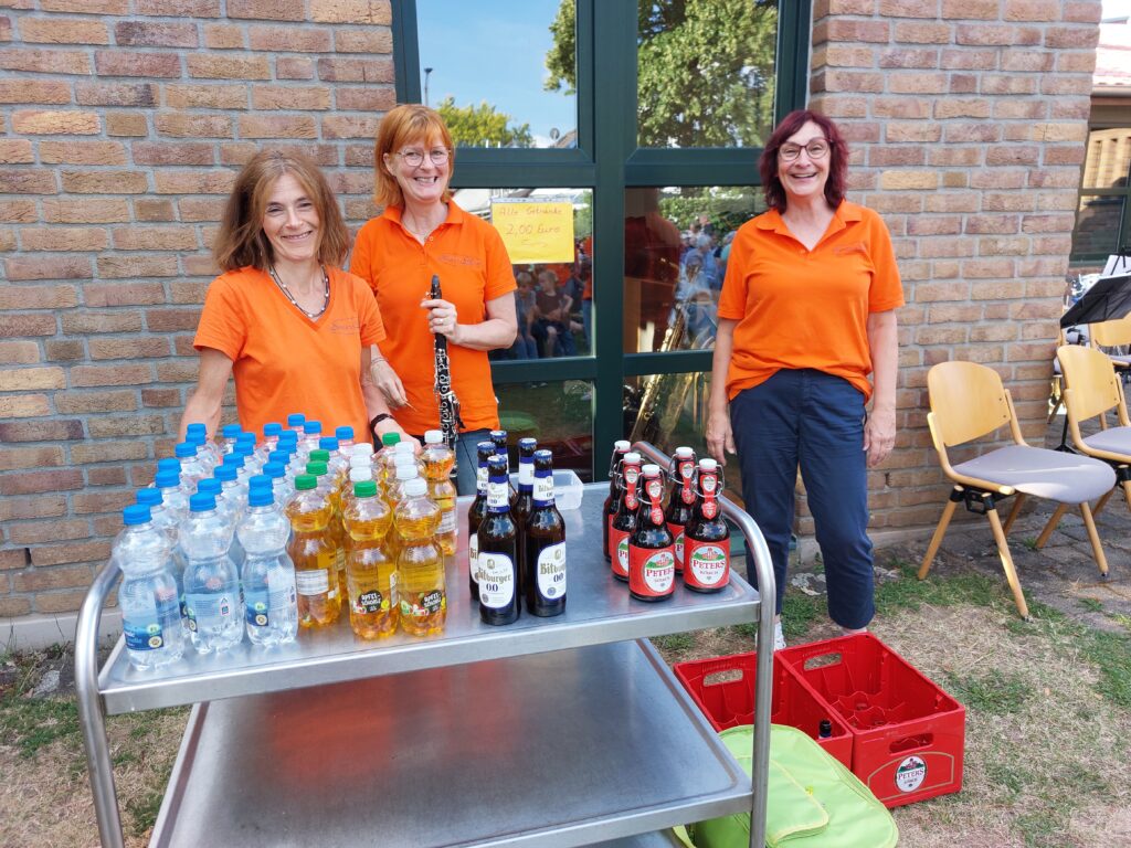 Getränkestand in der Konzertpause Sommerkonzert 2025 im Garten der Ev. Gemeinde Sinnersdorf