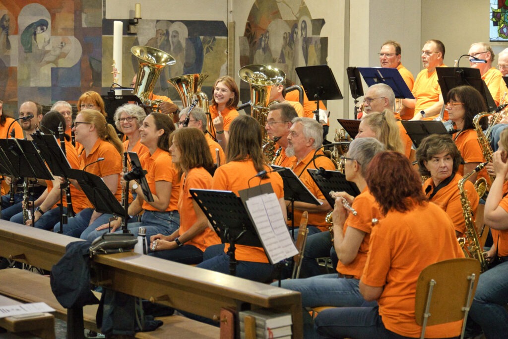 Teilansicht Orchester mit Flöten, Klarinetten, Saxophonen, Tuben und Trompeten (c) Rosario Monti