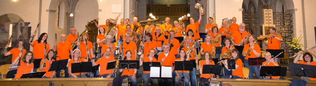Gruppenfoto SinnersBlow 2025 in St. Kosmas und Damian vor dem Konzert, Instrumente hochgehalten